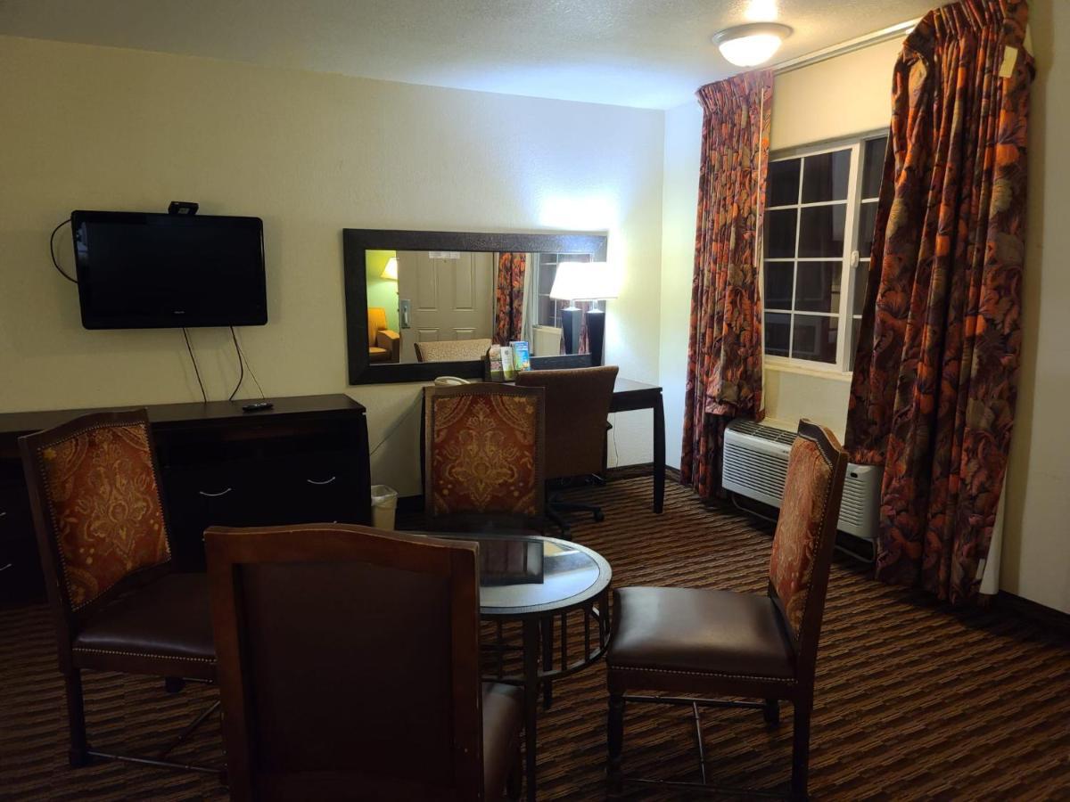 Hotel Budget Host Salina