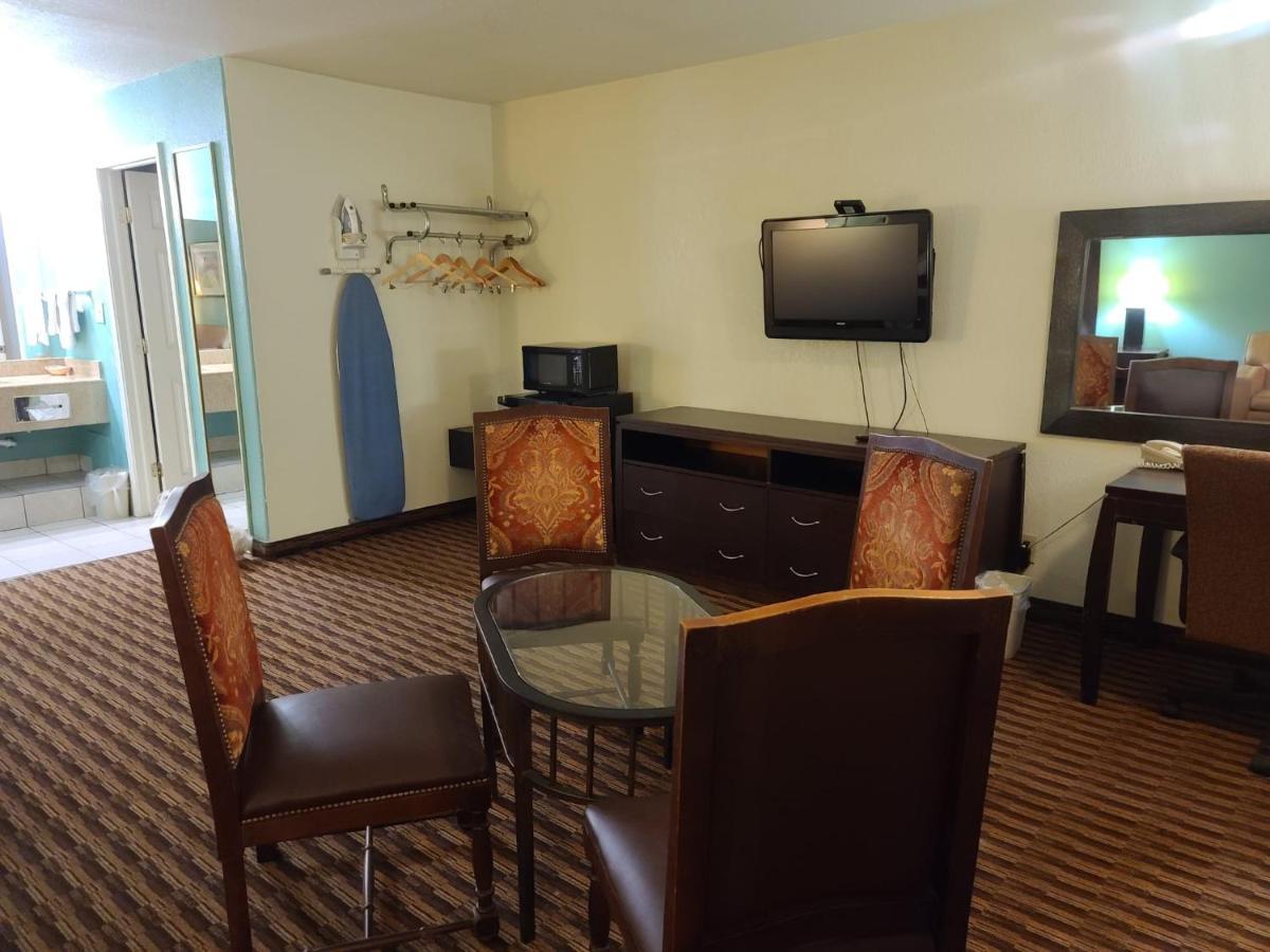 Budget Host Hotel 3*