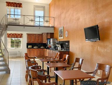 Budget Host Hotel 3*