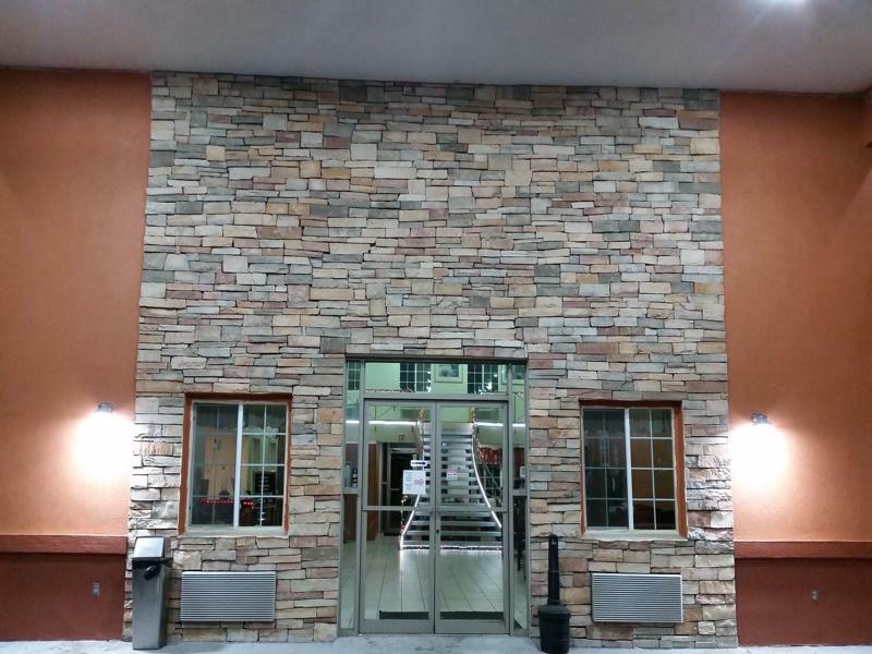 Budget Host Hotel 3*